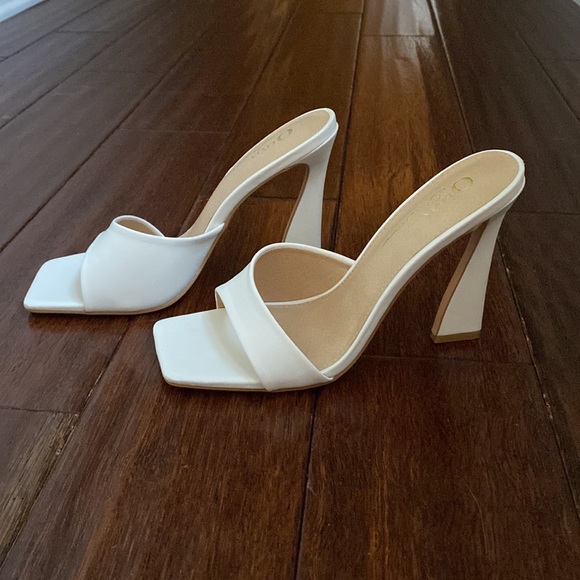 Brand new white high heels. - Picture 2 of 5